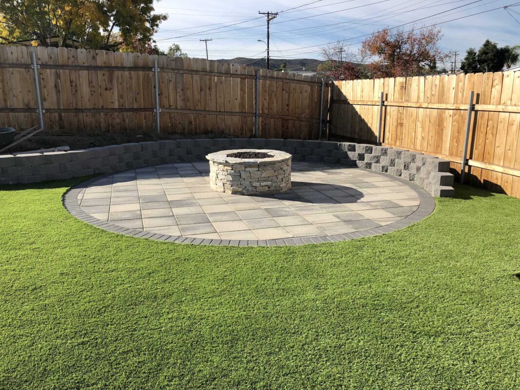 10 reasons why artificial grass is a good choice for families with pets and kids, it is soft underfoot, free from harsh chemicals and little maintenance.