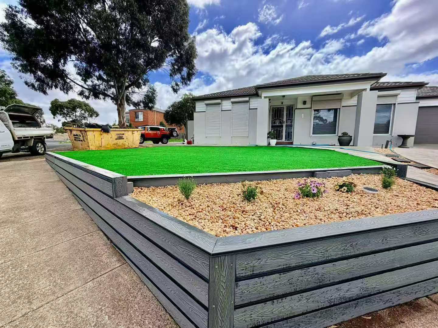 close-up of cladding corner and pebble bed