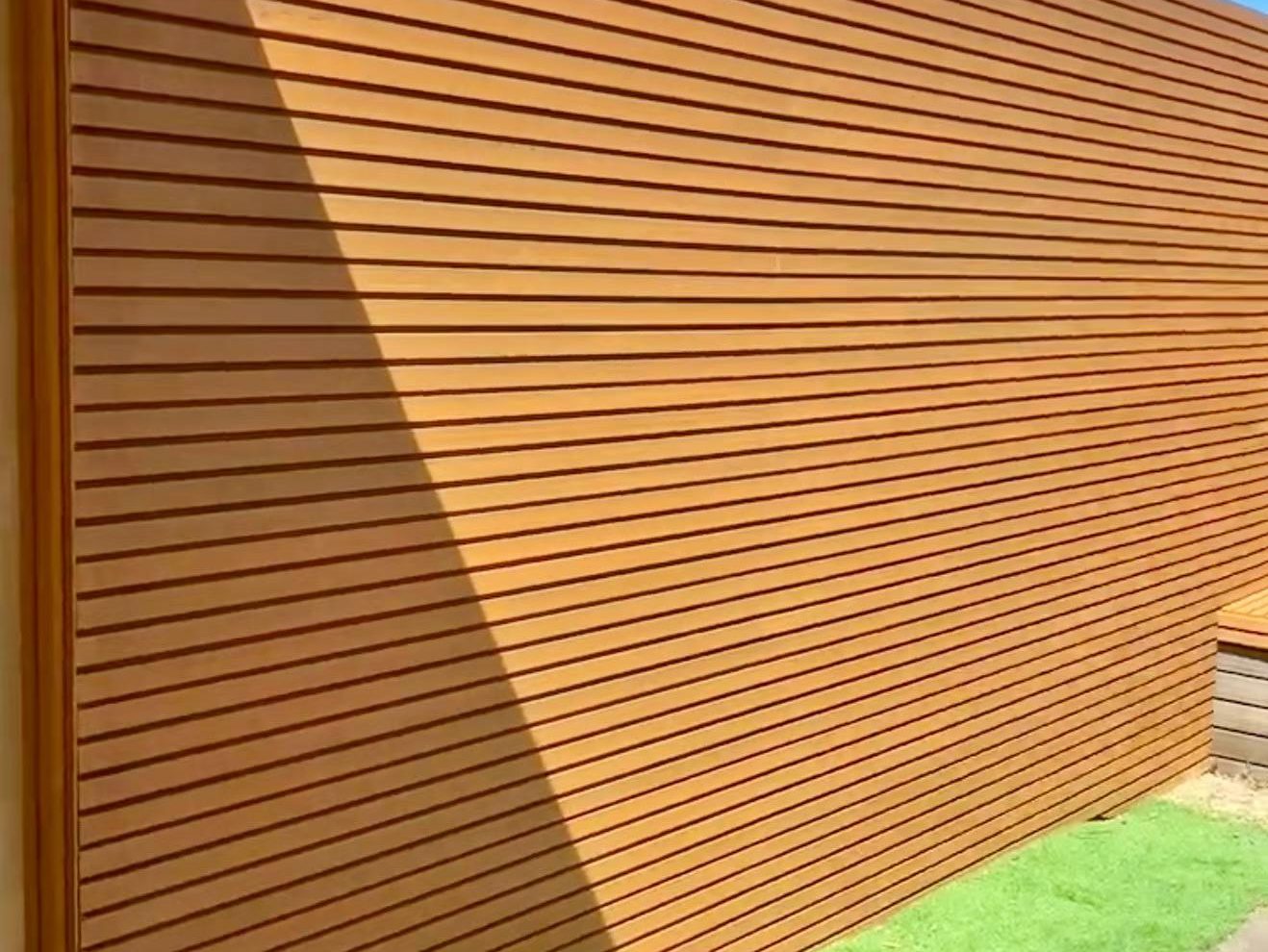 full-length cladding wall with synthetic lawn